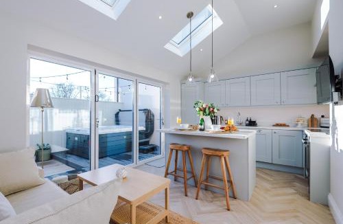 Chorlton-by-Backford Apartment | Leaholme Lodge