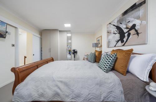 East Acton Apartment | Leamington Park Studio with Parking