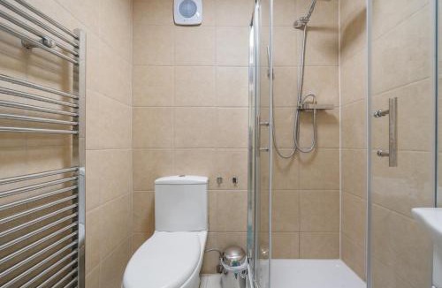 East Acton Apartment | Leamington Park Studio with Parking