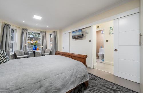 East Acton Apartment | Leamington Park Studio with Parking