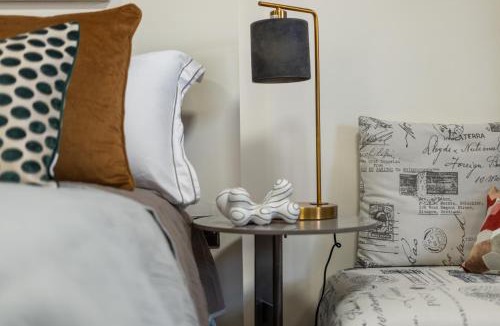 East Acton Apartment | Leamington Park Studio with Parking