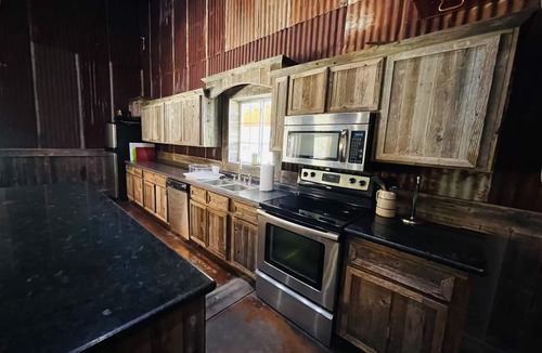 Bend Cabin | Leaning Bluff Lodge at Barefoot Fishing Camp on the Colorado River in Bend.