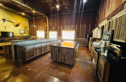 Bend Cabin | Leaning Bluff Lodge at Barefoot Fishing Camp on the Colorado River in Bend.