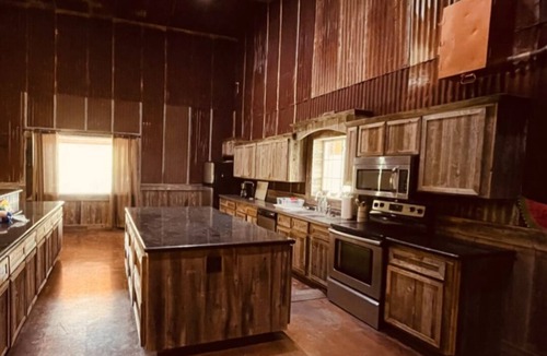Bend Cabin | Leaning Bluff Lodge at Barefoot Fishing Camp on the Colorado River in Bend.