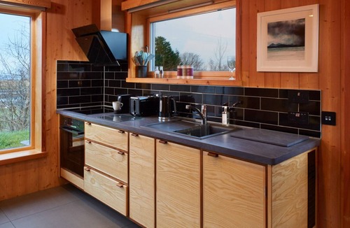 Breakish Cabin | Learach - Gorgeous space with floating bed