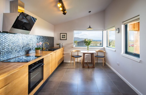 Breakish Cabin | Learach - Gorgeous space with floating bed