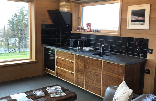 Breakish Cabin | Learach - Gorgeous space with floating bed