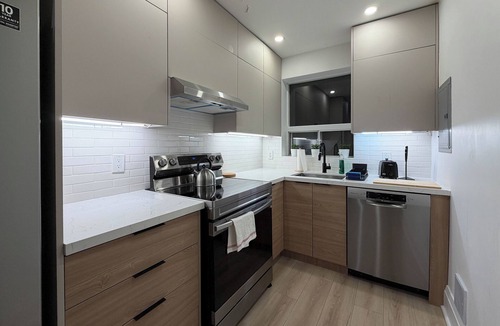 East York Apartment | Leaside 2BR with parking and laundry, family and pet friendly neighbourhood