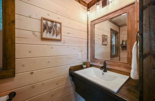 Octavia Cabin | LEATHERWOOD a wooded oasis
