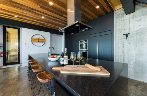 La Malbaie Ski Chalet | L’Eaurizon | Private Spa & St. Lawrence View