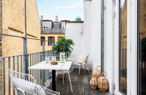 Copenhagen City Centre Apartment | Leaves 2- Chic Apt for 8 persons in Central Copenhagen