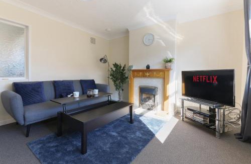 Hull House | Leconfield Close - Comfy house and free parking