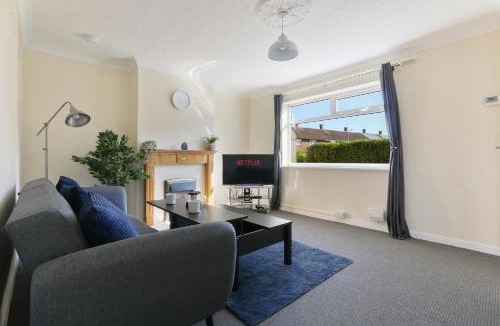 Hull House | Leconfield Close - Comfy house and free parking