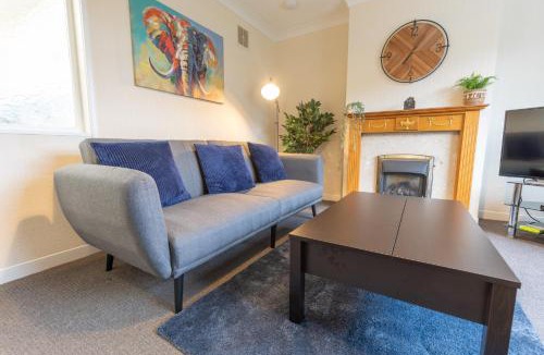 Hull House | Leconfield Close - Comfy house and free parking