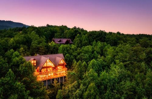 Pittman Center Ski Chalet | LeConte View - Lodge -Theater- April Deals-Views-GameRm-FirePit-HotTub