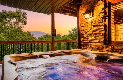 Pittman Center Ski Chalet | LeConte View - Lodge -Theater- April Deals-Views-GameRm-FirePit-HotTub