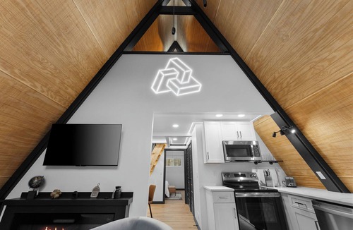 Omaha Cabin | LEDCabin, See the Stars, w/private Sauna, Hot Tub, on Creekfront