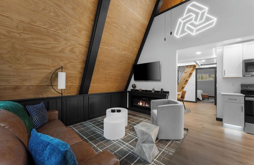 Omaha Cabin | LEDCabin, See the Stars, w/private Sauna, Hot Tub, on Creekfront