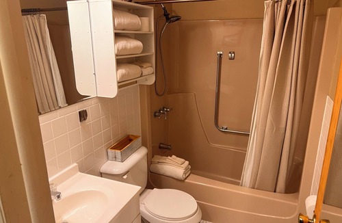 Wilmington Hotel | Ledgerock at Whiteface - Queen Room