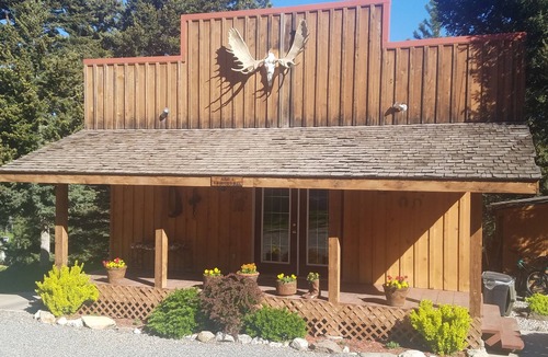 Montana City Cabin | Lee's apartment building on saddle mountain