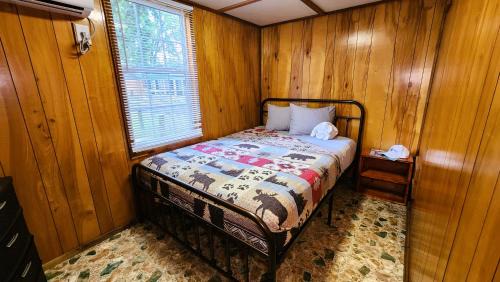 Grove Resort | Lee's Grand Lake Resort Cabin 4