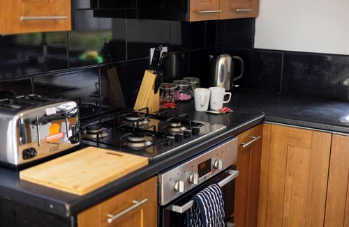 Middleton House | Leeds 3 Bed 1 Bath With Parking