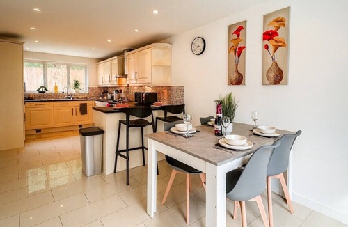 Middleton Apartment | Leeds 4 Bed Home With Parking