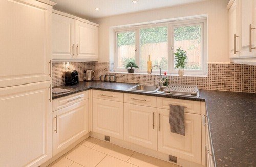Middleton Apartment | Leeds 4 Bed Home With Parking