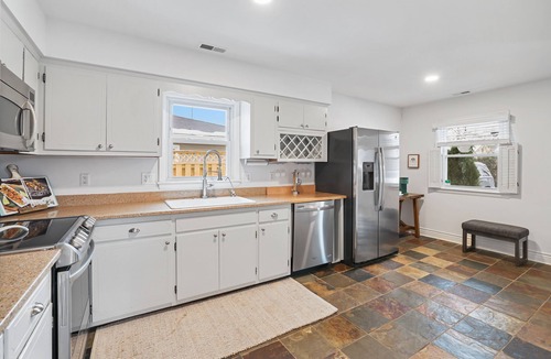 Leesburg House | Leesburg Hideaway- King Bed + Private Backyard
