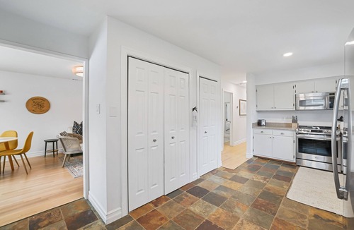 Leesburg House | Leesburg Hideaway- King Bed + Private Backyard