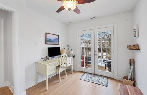 Leesburg House | Leesburg Hideaway- King Bed + Private Backyard