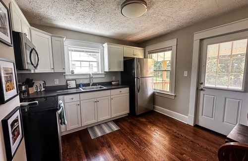 Lynchburg House | Leesville Getaway - 6 Minutes from LU - 3 King Beds