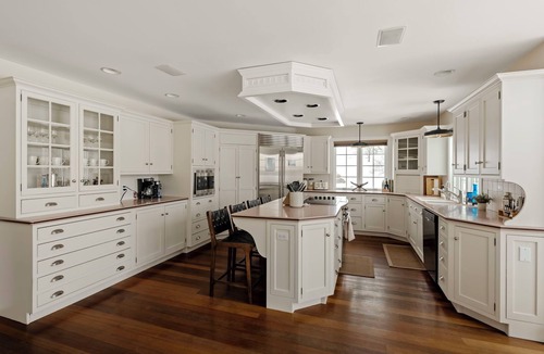 Washington Boro House | Legacy Lane Retreat sleeps up to 14 with tennis courts, pickleball courts, shuffleboard, fishing pond & more.