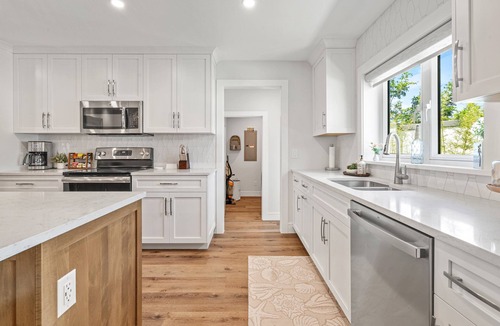 Sarasota House | Legacy's Palm of Paradise (Lux) | Private Heated Pool + Putt Putt Course + Tiki Hut