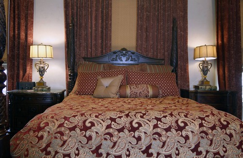 Fredericksburg Bed & Breakfast | Legacy Suite on Main St in central downtown, jacuzzi tub, ask about Wine Tours!