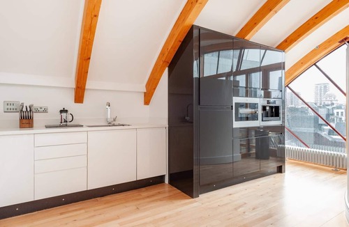 Chinatown Apartment | Leicester Square 3BR Penthouse w/Terrace