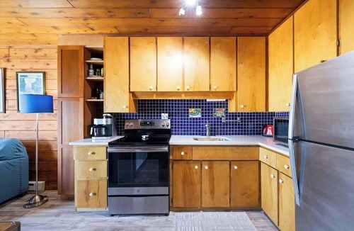 Stevensville Ski Chalet | Leilas Chalet Lakeview - Resort Amenities & Beach
