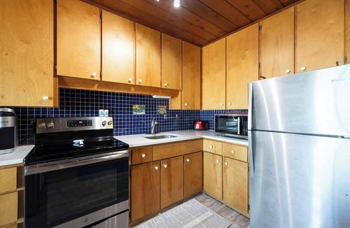 Stevensville Ski Chalet | Leilas Chalet Lakeview - Resort Amenities & Beach