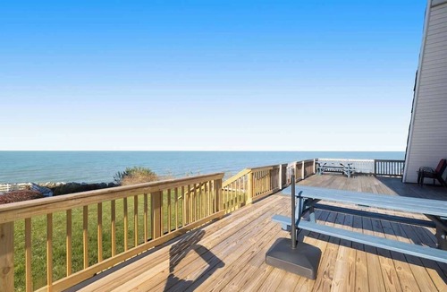 Stevensville Ski Chalet | Leilas Chalet Lakeview - Resort Amenities & Beach