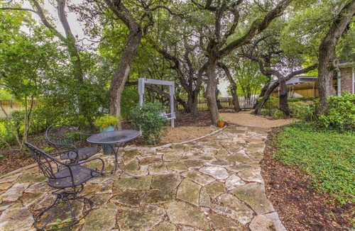 Salado House | Leisure stroll to Salado Creek, golf, walk Downtown. Screened porch!