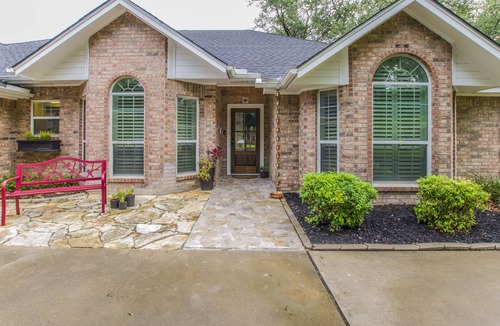 Salado House | Leisure stroll to Salado Creek, golf, walk Downtown. Screened porch!