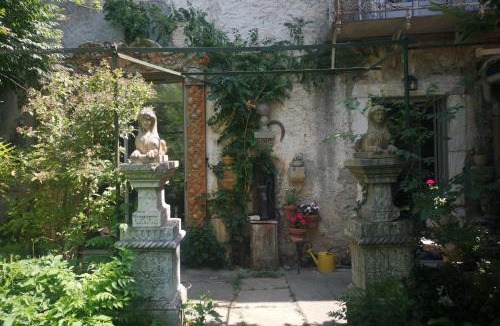 Saint-Pons-de-Thomieres House | Lelieu Source, une chambre au jardin