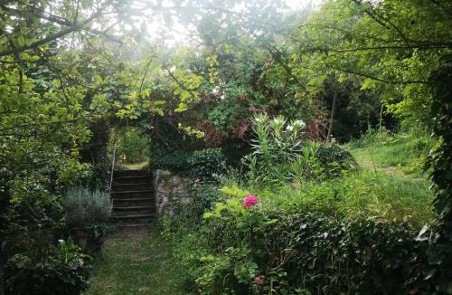 Saint-Pons-de-Thomieres House | Lelieu Source, une chambre au jardin
