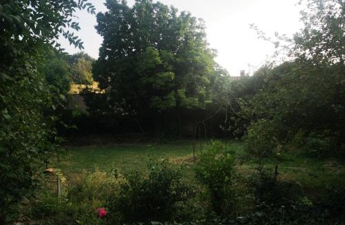 Saint-Pons-de-Thomieres House | Lelieu Source, une chambre au jardin