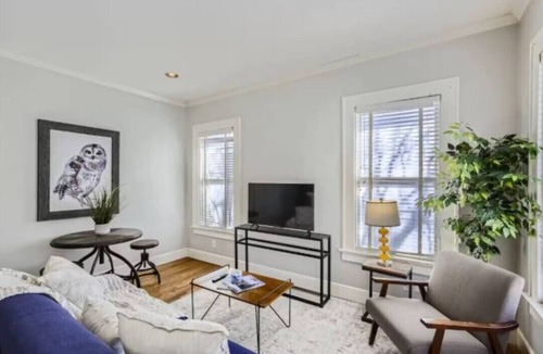 Oak Lawn Apartment | Lemmon 201 Chic & Stylish 1-Bedroom Getaway