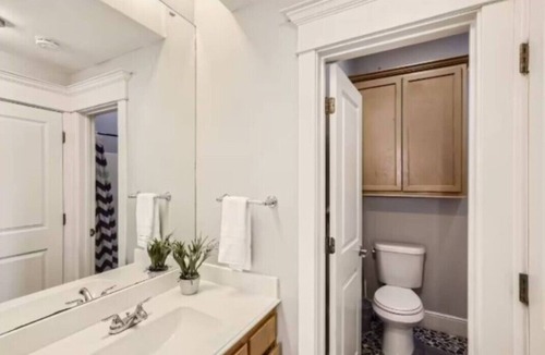 Oak Lawn Apartment | Lemmon 201 Chic & Stylish 1-Bedroom Getaway