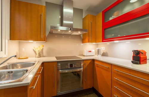 Canet de Mar Apartment | ‘Lemon Tree’ Apartment with Private Terrace, Wi-Fi and Air Conditioning