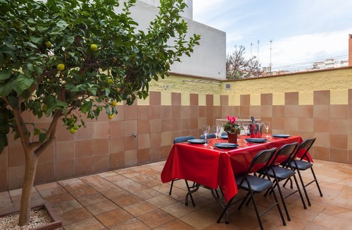 Canet de Mar Apartment | ‘Lemon Tree’ Apartment with Private Terrace, Wi-Fi and Air Conditioning