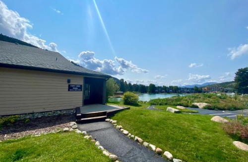 Lakeside Village House | Lenawee 1728 by SummitCove Lodging