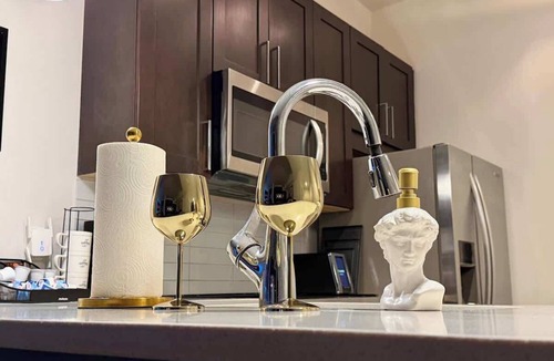 North Buckhead Apartment | Lenox Mall - Panoramic Kingdom!